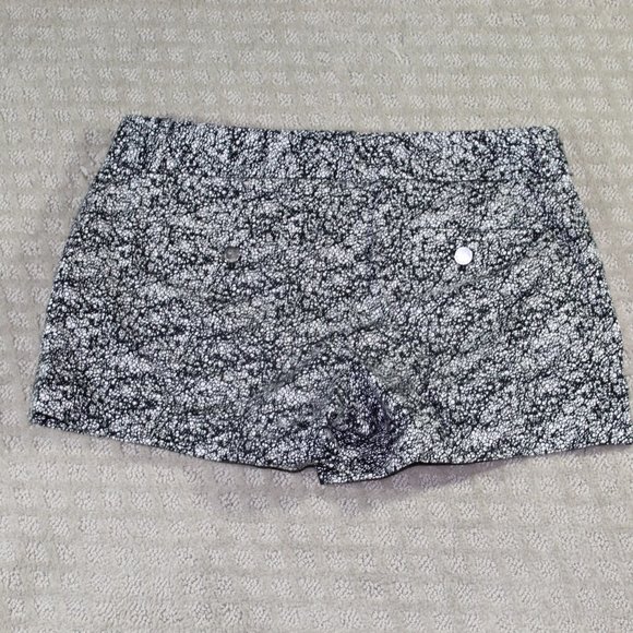 Calvin Klein Size 4 Black and White Stretch Shorts - Picture 2 of 6